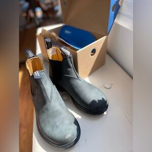Blundstone Kids black worn twice (slight scuff on right front toe area)